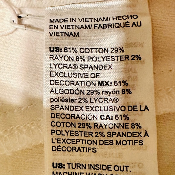 🎁NWT Chico’s White Denim Shorts Gold Detail 6🎁 - Picture 3 of 4